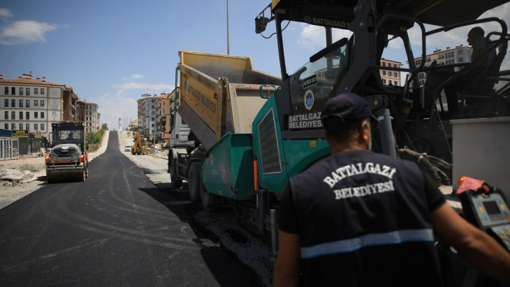 Battalgazi Belediyesi yol çalışmalarına aralıksız devam ediyor