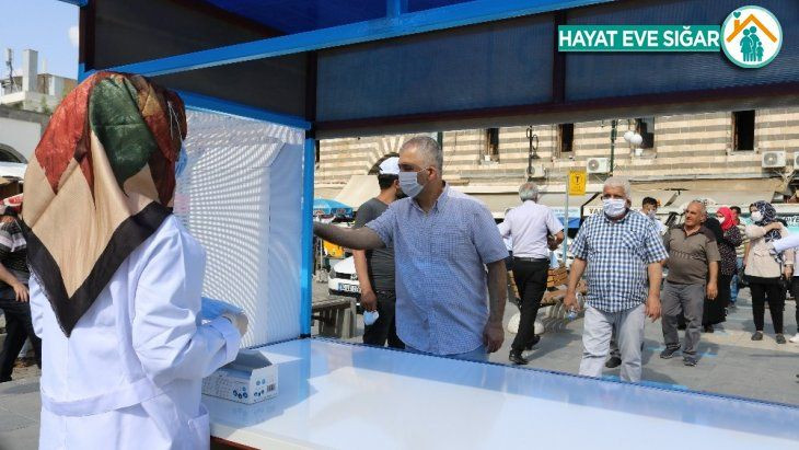 Diyarbakır'da vakalar artınca üretici, vatandaşlara ücretsiz maske dağıttı