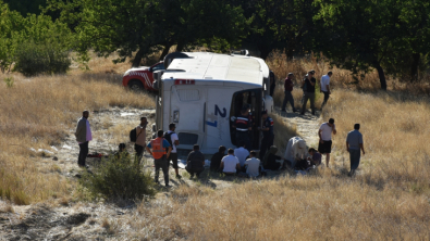 Malatya'da yolcu otobüsünün devrilmesi sonucu 14 kişi yaralandı